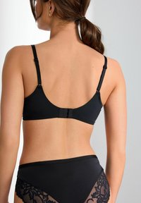 Zwarte bh met een gladde stof, verstelbare schouderbanden en een haaksluiting. Gepaard met zwarte high-waisted slipjes en kantdetails.