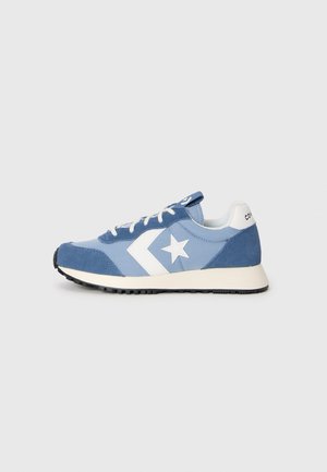 Sneaker blu caratterizzati da una combinazione di texture liscia e scamosciata, un logo a stella bianco e una suola in gomma a contrasto.
