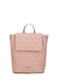 Mochila acolchada rosa con patrón de corazones, que cuenta con una asa superior y solapa plegable. Incluye herrajes dorados y el logotipo de la marca en la parte inferior.