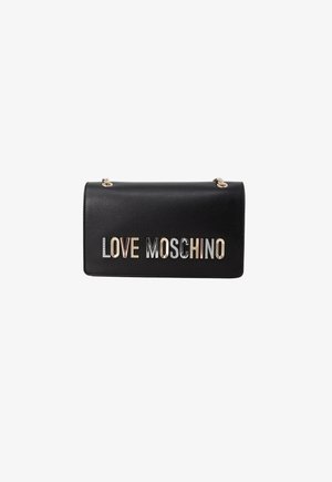 Borsa a mano in pelle nera con la scritta "LOVE MOSCHINO" in lettere metalliche sul davanti, dotata di chiusura a soffietto e dettagli in oro.