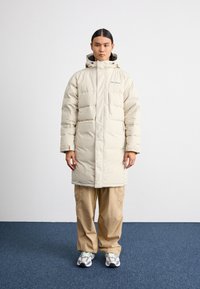 Columbia TOYAMA PASS™ II PARKA Abrigo de plumas dark