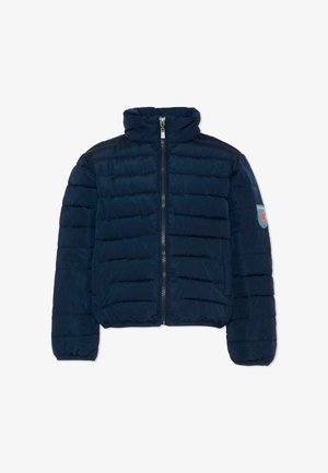Marineblauwe doorgestikte donzen jas met een volledige ritssluiting aan de voorkant, hoge kraag, lange mouwen en een klein patch op de linkerbovenarm.