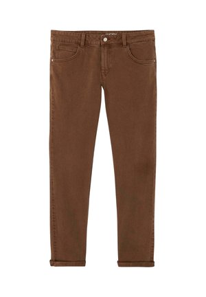Jeans marron slim avec revers roulés, bouton et fermeture éclair à l'avant, passants de ceinture, et style à cinq poches.