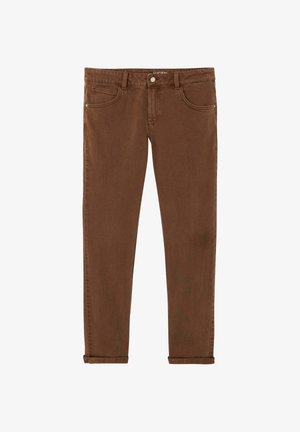 Jeans marron slim avec revers roulés, bouton et fermeture éclair à l'avant, passants de ceinture, et style à cinq poches.