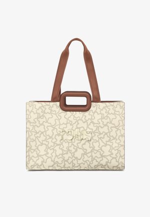 Bolso de mano rectangular beige con un patrón abstracto gris, doble asa marrón y un gran asa cortada rectangular marrón en el centro.