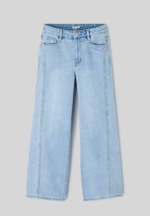 Jean bleu clair à jambes larges avec ornements en strass le long des coutures extérieures, bouton à l'avant et conception à cinq poches.