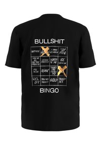 Zwarte katoenen T-shirt met "BULLSHIT BINGO" grafiek op de achterkant, met een raster van zinnen en doorgehaalde woorden in wit en oranje.