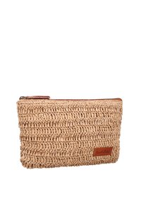 Natürlich geflochtene Strohtasche mit Reißverschluss, die eine strukturierte Oberfläche und ein kleines braunes Lederetikett aufweist.