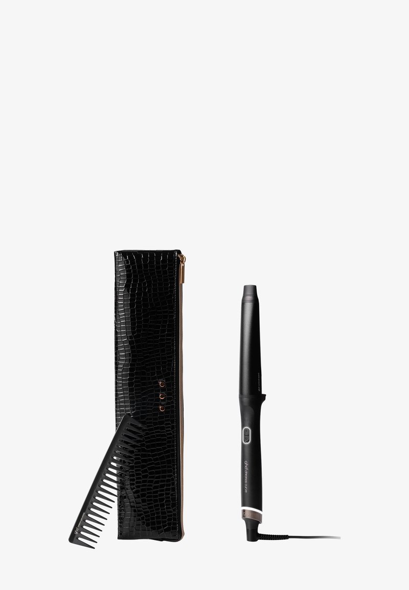 Haarglätter in Schwarz mit silbernen Akzenten, einem strukturierten schwarzen Krokodilmuster-Etui und einem schwarzen Kamm, alles auf einem weißen Hintergrund angeordnet.
