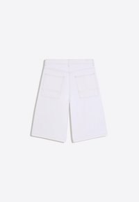 Short blanc longueur genou avec jambes larges et deux grandes poches arrière visibles sur un fond uni.