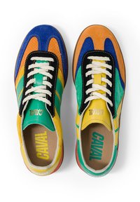 Paire de baskets en daim colorées avec des lacets blancs, des panneaux bleus, jaunes, verts, orange et noirs, vues de dessus sur fond blanc.