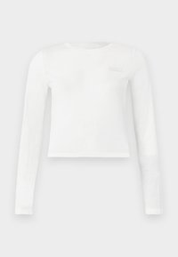 Fehér, hosszú ujjú, cropped, crewneck póló finoman dombornyomott logóval a bal mellen és testhezálló ujjakkal.
