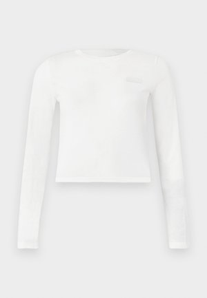 Hvid langærmet cropped crewneck trøje med subtil prægning af logo på venstre bryst og tætsiddende ærmer.