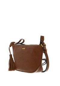 Sac bandoulière en cuir marron avec une surface texturée, une quincaillerie dorée et un pompon décoratif. Comprend une bandoulière réglable et une fermeture éclair.