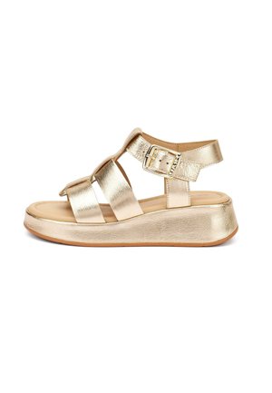 Sandalia de cuña metálica dorada para mujer con tres tiras anchas, cierre de hebilla en el tobillo, plantilla acolchada y suela de caucho.