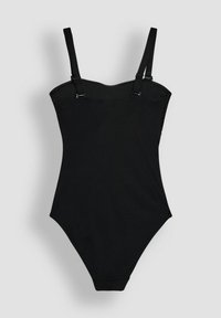 Crni jednodijelni kupaći kostim s podesivim trakama, glatkom teksturom i klasičnim dizajnom. Ima minimalne hardverske elemente i elegantan, prilagođen oblik.