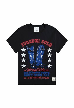 T-shirt in cotone nero con una grafica di stivali da cowboy blu, con testo rosso e bianco e accenti a forma di stella attorno al design.