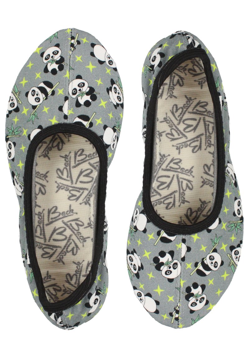 Graue Stoff-Schlupfschuhe mit einem Panda-Motiv, das mit grünem Bambus und gelben Sternen verziert ist, akzentuiert durch einen schwarzen Rand und eine strukturierte Innensohle.