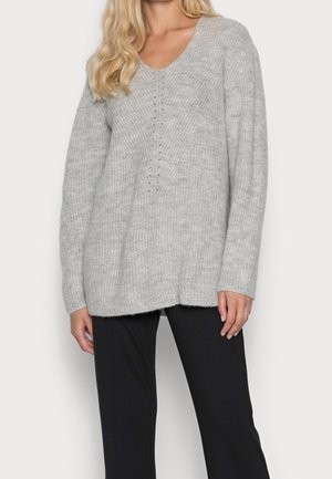 Pull en tricot gris clair avec un col en V, des manches longues et une coupe décontractée. Caractéristiques d'une texture côtelée et de détails de coutures verticales subtiles.