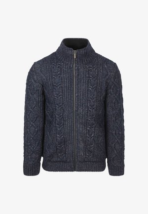 Dunkelblauer Strickzipper mit hohem Kragen und Zopfmuster an den Ärmeln und der Vorderseite.