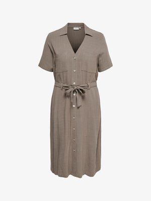 Robe midi taupe à manches courtes, col, boutons sur le devant, deux poches poitrine et ceinture en tissu nouée à la taille.