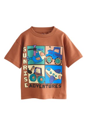 Next, REGULAR FIT - SHORT SLEEVE GRAPHIC T-SHIRT  . - Camiseta estampada - rust brown vehicles