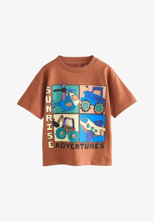 Next, REGULAR FIT - SHORT SLEEVE GRAPHIC T-SHIRT . - T-shirt print - rust brown vehicles