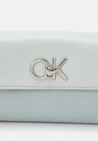 Calvin Klein RE LOCK MINI CROSSBODY BAG - Borsa a mano - pigeon