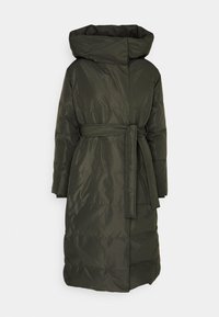 Dlouhý, tmavě zelený prošívaný kabát s velkou kapucí, páskem v pase a prošíváním s horizontálními stehy.
