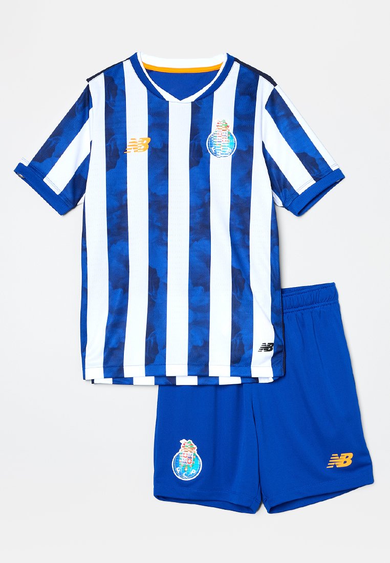 Blauw-wit gestreepte voetbalshirt met een V-hals, voorzien van het clublogo en New Balance branding; gecombineerd met effen blauwe shorts.