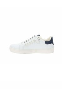Sneaker bianca con tomaia in tessuto texturizzato, accento sul tallone di un blu scuro a contrasto, punta tonda e suola piatta in gomma. Presenta lacci e cerniera laterale.