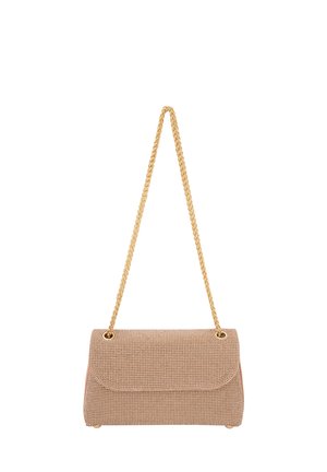 Metallic guld kæde-stroppetaske i rektangulær form, med et tekstureret beige materiale, flaplukning og guld accenter.