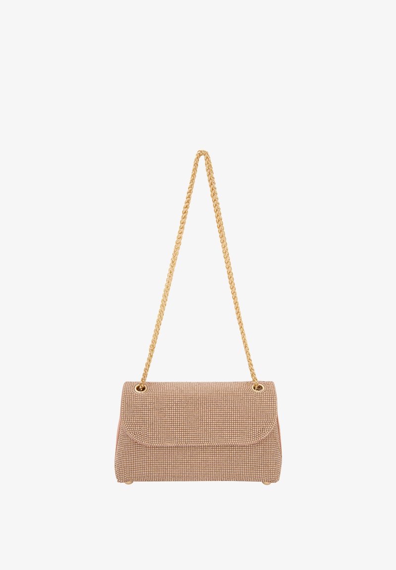 Metaliczna torebka na łańcuszku w kolorze złotym w prostokątnym kształcie, z fakturowanym beżowym materiałem, z klapką i złotymi akcentami.