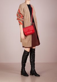 KARL LAGERFELD Axelremsväska - red