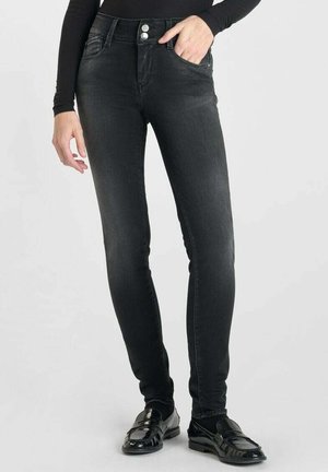 Schwarze, enge Jeans aus Denim mit glatter Textur, hoher Taille, zwei vorderen Taschen und silbernen Knopfakzenten.