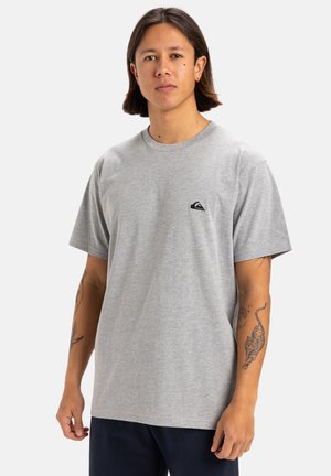 Grijze katoenen t-shirt met een ronde hals en korte mouwen, voorzien van een klein zwart logo op de linkerkant van de borst. Soepele textuur.