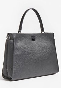 Borsa a mano nera in pelle con superficie testurizzata, forma strutturata, doppi manici superiori e una decorazione con logo frontale.