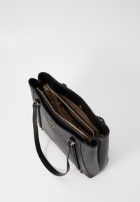 Borsa a tracolla in pelle nera con chiusura a zip, tasche interne e doppio manico. Presenta una texture liscia e delicati dettagli in oro.