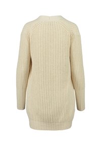 Kremowy sweter dziany, o prążkowanej fakturze, z długimi rękawami i luźnym krojem, z okrągłym dekoltem oraz lekkim zaokrągleniem na dole.