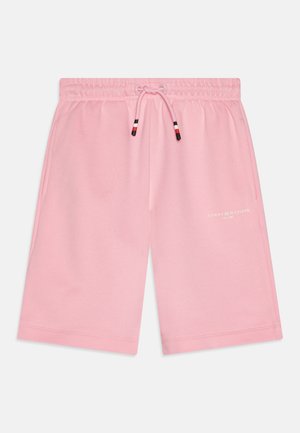 Rožiniai medvilniniai šortai su elastinga juosta, raišteliu juodais ir raudonais akcentais, ir balta "TOMMY HILFIGER" logo apatinėje priekyje.