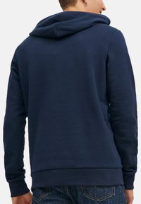 Marineblauwe hoodie van zacht materiaal met een trekkoordkap, ribbelmanchetten en -zoom. Eenvoudig ontwerp zonder zichtbare patronen of graphics.