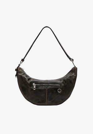 Skórzana torba na ramię w ciemnym brązie o zakrzywionym kształcie. Posiada przednią kieszeń na zamek, srebrne okucia i odpinany pasek.