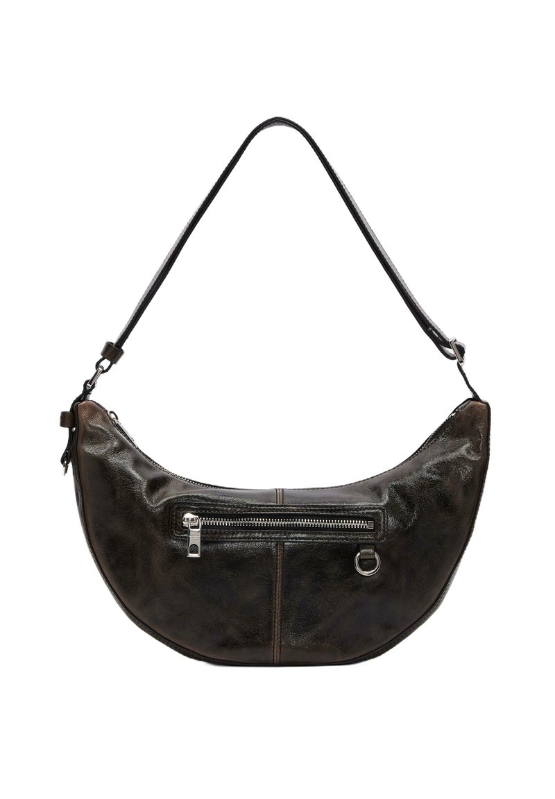 Skórzana torba na ramię w ciemnym brązie o zakrzywionym kształcie. Posiada przednią kieszeń na zamek, srebrne okucia i odpinany pasek.