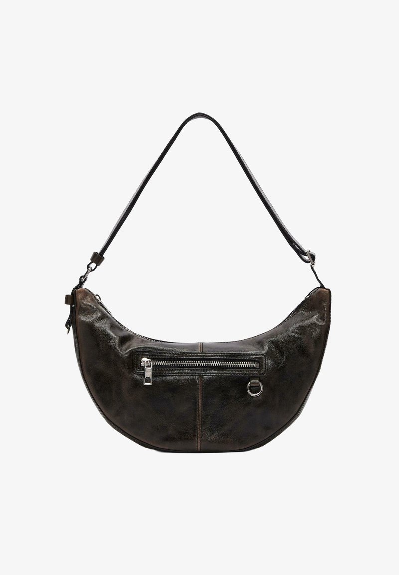 Skórzana torba na ramię w ciemnym brązie o zakrzywionym kształcie. Posiada przednią kieszeń na zamek, srebrne okucia i odpinany pasek.