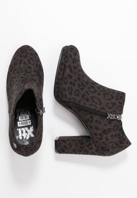 Tmavě hnědé semišové kotníkov é boty s leopardím vzorem, s bočním zipem, blokovým podpatkem a zaoblenou špičkou.