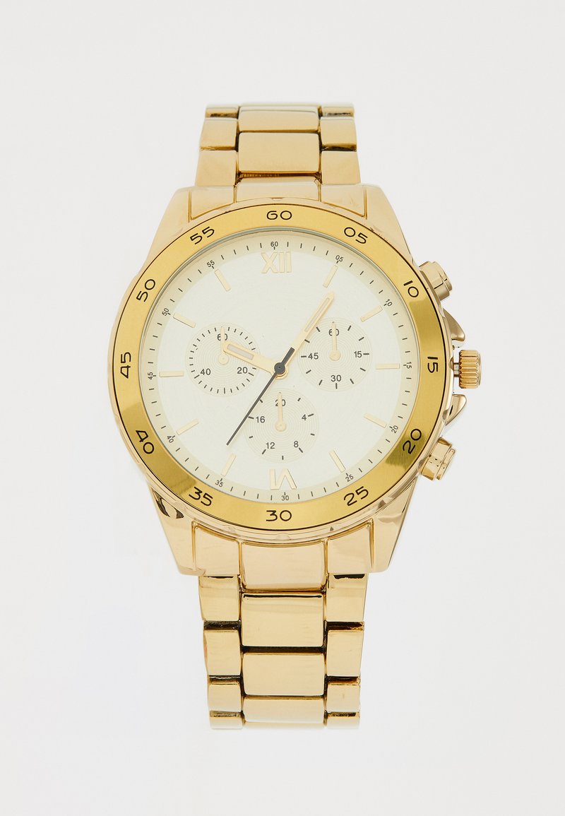 Montre-bracelet en métal doré avec un boîtier rond, un cadran blanc et des chiffres arabes. Comprend trois sous-cadrans et un design de bracelet relié.