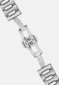 Bransoletka zegarka ze stali nierdzewnej z srebrnymi ogniwami, z polerowanym wykończeniem, zapięciem typu fold-over i widocznym grawerunkiem na metalu.