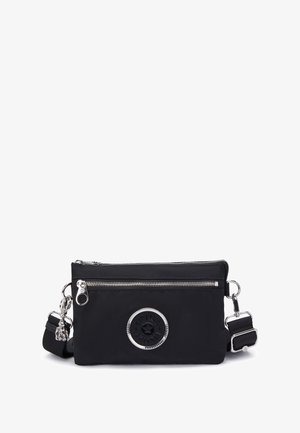 Sort rektangulær crossbody taske med sølv lynlås, justerbar rem, rundt logopatch og lille abe-nøglering.