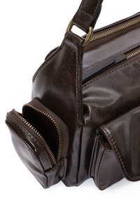 Borsa a tracolla in pelle marrone con più tasche, dotata di chiusura a zip, superficie lavorata e tracolla regolabile.