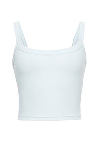 Jasnoniebieski prążkowany crop top z kwadratowym dekoltem i cienkimi ramiączkami. Gładka faktura, dopasowany krój, bez widocznych ozdób czy wzorów.